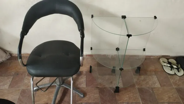 Cadeira de salão e prateleira de vidro 