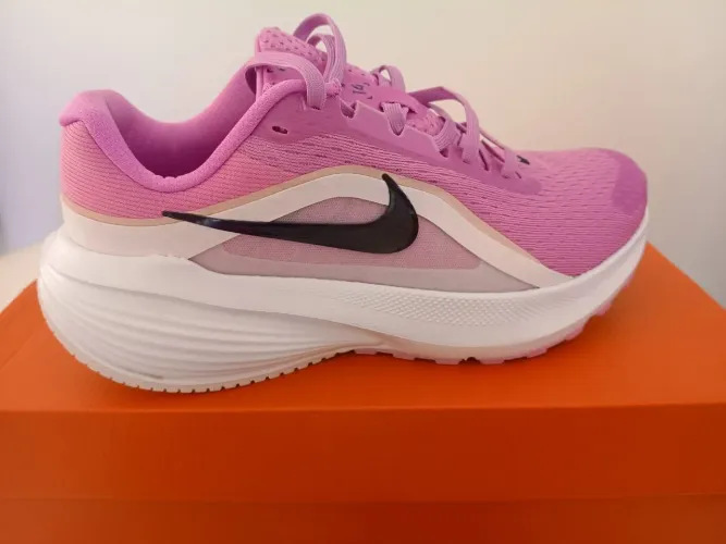 Tênis Nike original feminino na caixa cor rosa com a nota fiscal de compra