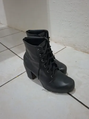 Bota preta cano curto com salto
