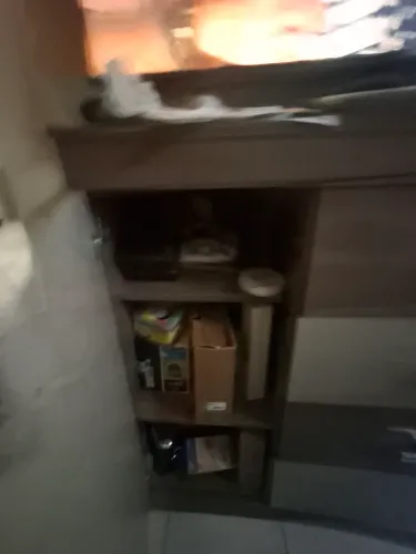 Comoda usada 4 gavetas e uma porta lateral 