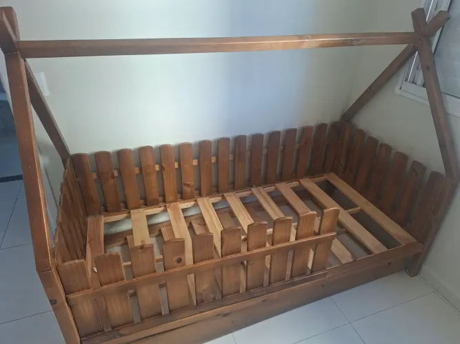 Cama infantil com cama auxiliar