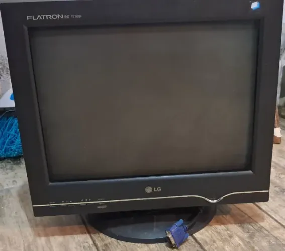 Monitor 17 LG Flatron ezT730SH, p conserto ou retirada de peças. Tubo excelente.