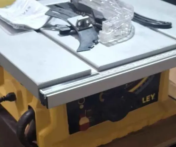 Vendo serra de bancada Stanley 220 voltagem bem conservado retirada são Miguel paulista