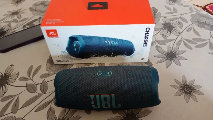 Vendo essa JBL charge 5 original pouco usada bateria 100% Vai com a caixa original dela