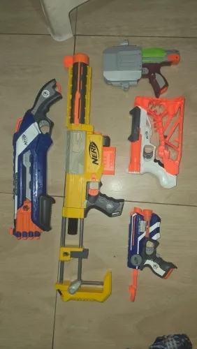 Arsenal de Nerf varias arminhas de dardos