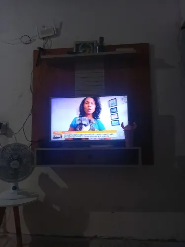 Painel em bom estado suporta até TV de 43 