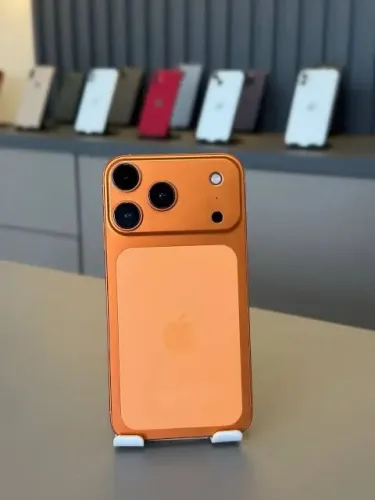 iPhone XR com carcaça de 17 pro 