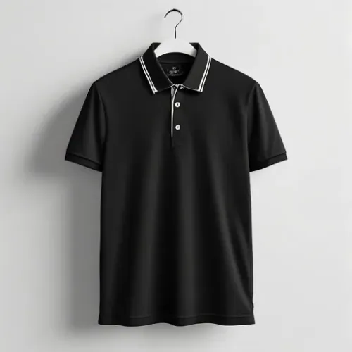 Uma polo clássica com corpo preto e detalhes brancos ? estilo minimalista e elegante