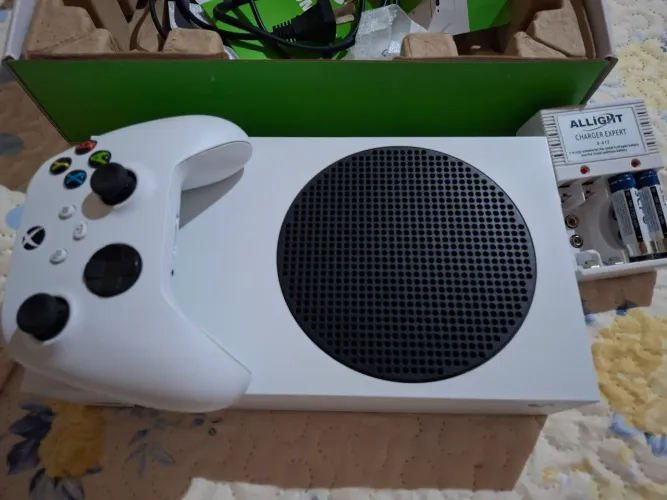 Xbox Series S com jogos e acessórios incluídos.