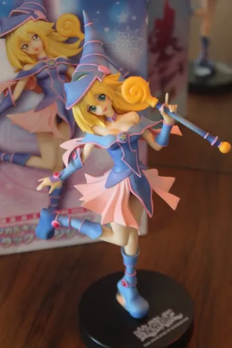 Figure Pequena Maga Negra (Dark magician girl) Furyu - Yu-Gi-Oh! The Dark Side of Dimensio