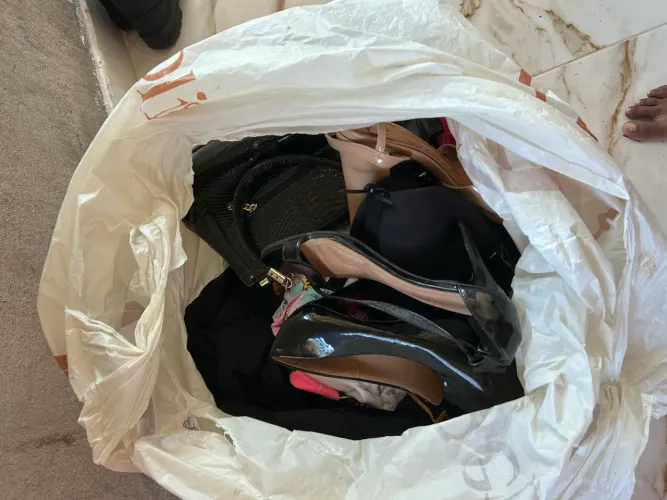 Vende uma sacola de roupas bem conservadas, roupas para BRECHÓ!