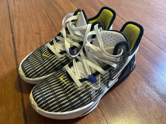 Tênis Nike LeBron Witness 6