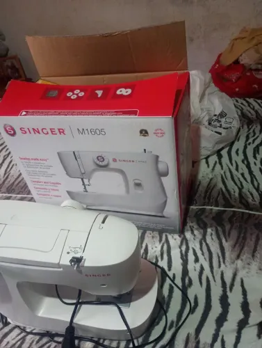 Vende se uma máquina de costura novinha nunca usada