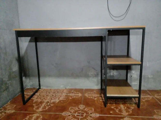 Mesa home office C/ prateleiras de metal E&A - preto/canela 