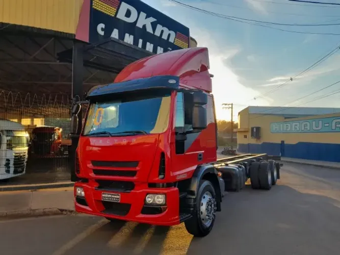 Iveco/Tector 240E25 ano 2010, chassi 6x2