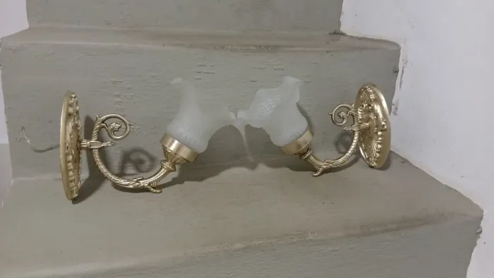 Arandelas em bronze e cupulas vidro jateado