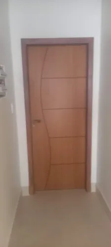 Instalação de porta de passagem em madeira