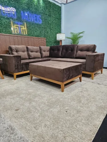 SOFA DE CANTO COM PUFF E PES EM MADEIRA MACIÇA