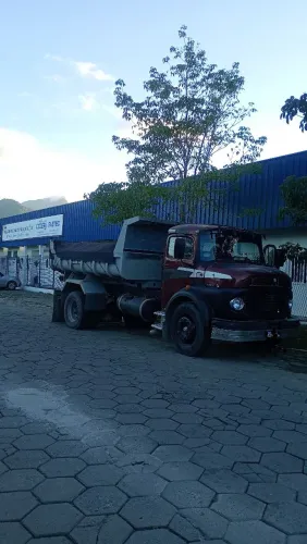Caminhão caçamba 
