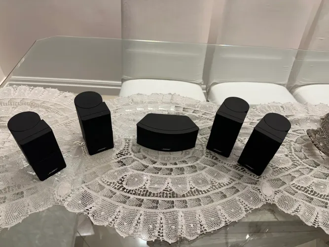 5 caixinhas bose jewel cube pretas. Excelente!