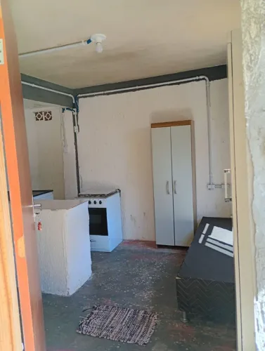 Aluga-se quarto completo 800 mensal livre água e luz