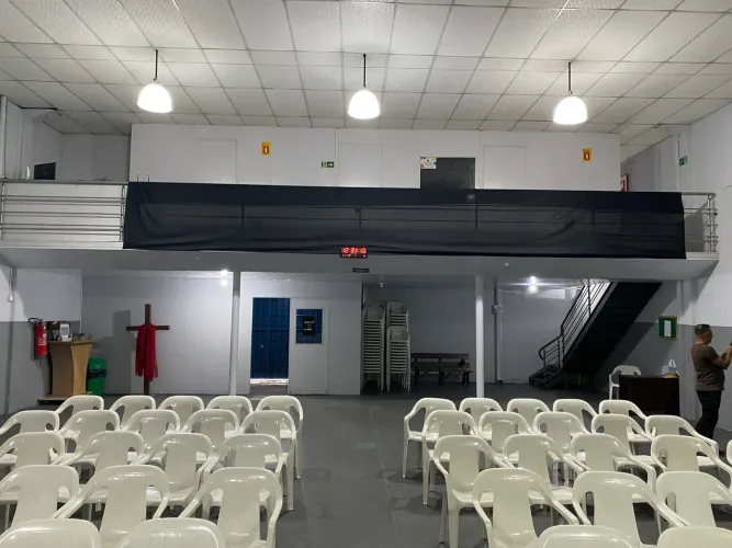 Mezanino com salas, escadas, divisórias completinho semi novo!