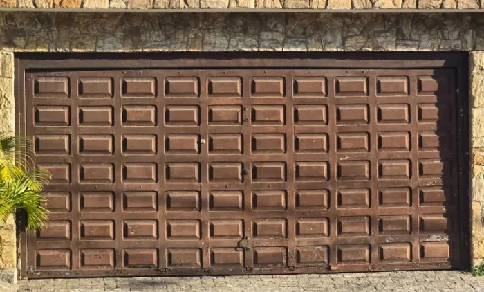 Portão grande de madeira para garagem com estrutura reforçada em ferro