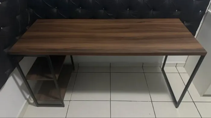 Mesa Escrivaninha Estilo Industrial 1,50m x 0,60m com Prateleiras