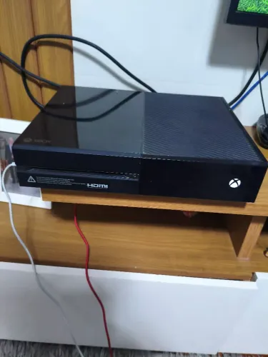 Xbox one 2 controles + Xbox 360 3 controles com Kinect os dois e vários jogos.