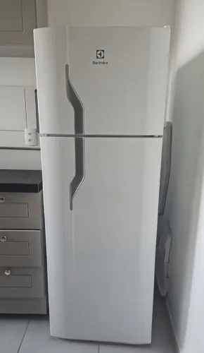 Vendo Geladeira com defeito 