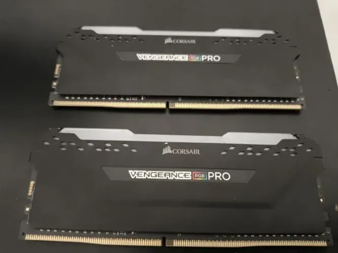 Kit 16GB (2x8GB) Memória RAM Corsair Vengeance RGB 3200MHz