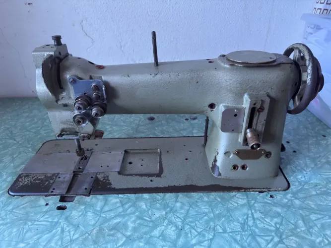 Máquina de costura com a mesa e motor