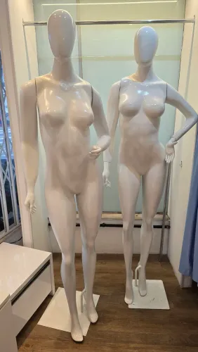 2 manequins femininos 