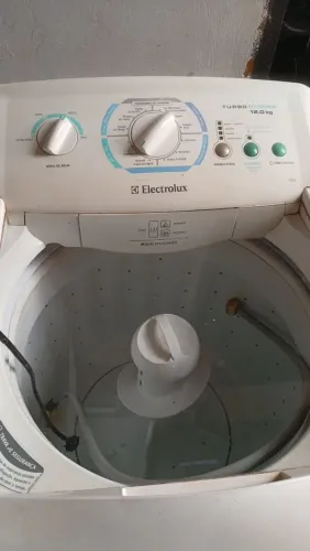 Máquina de lavar em condições razoáveis