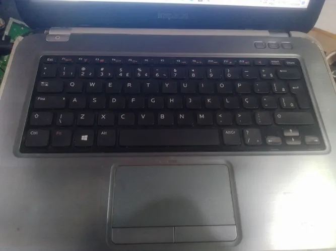 Notebook dell i7-2520m ssd 32 e HD 512gb, 8 gigas de memoria placa de vídeo, carcaca ruim