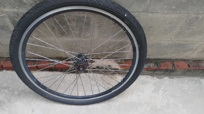 Lote de Peças para Bicicleta (Rodas, Banco de Mobilete, Freio a Disco e mais)