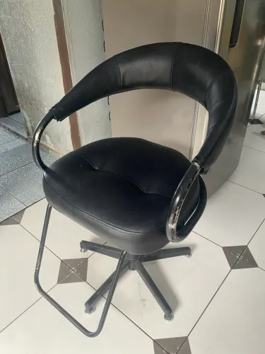 Lavatório e cadeira