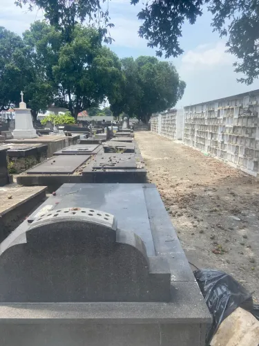Jazigo em mármore negro no cemitério do Caju