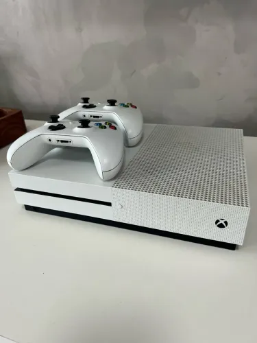 Xbox One S 1 TB- 2 Controles - Bom estado