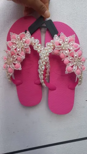 Sandálias Havaianas decoradas com pérolas rosa e creme