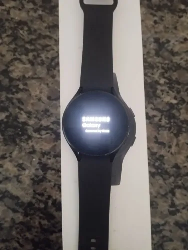 Relógio Samsung Galaxy Watch4 44mm)na cor preta, com sua caixa original e pulseira preta.