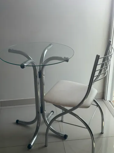 Mesa com 1 cadeira