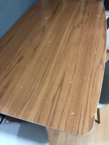 Mesa com tampo de madeira