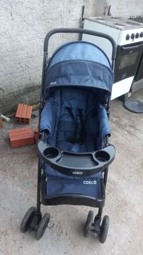 Carrinho de bebê semi novo da cosco