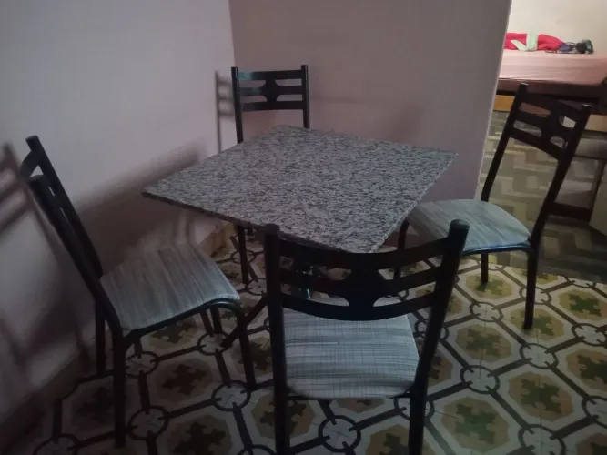 Jogo de mesa com 4 cadeiras.