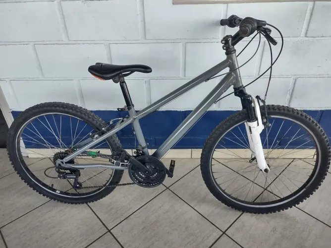 Bicicleta aro 24 câmbio Shimano e suspensão
