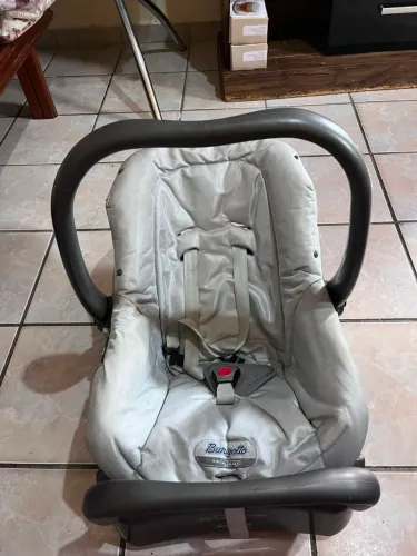 Bebê conforto com a base da Burigotto