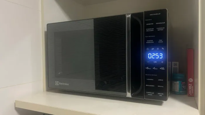 Microondas Electrolux em estado de novo, muito pouco usado