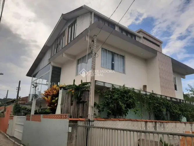 Linda Casa à Venda - 3 Dorm. (1 Suíte), 2 Vagas, Churrasqueira - Ponta das Canas, Florianó