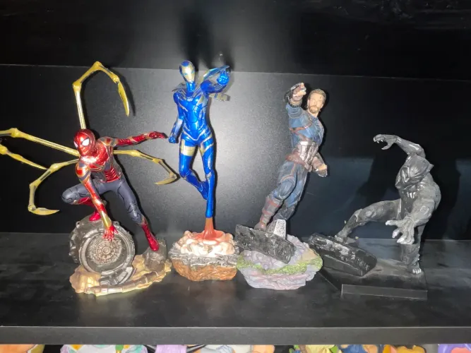 Lote figures Marvel vingadores réplica Iron studios